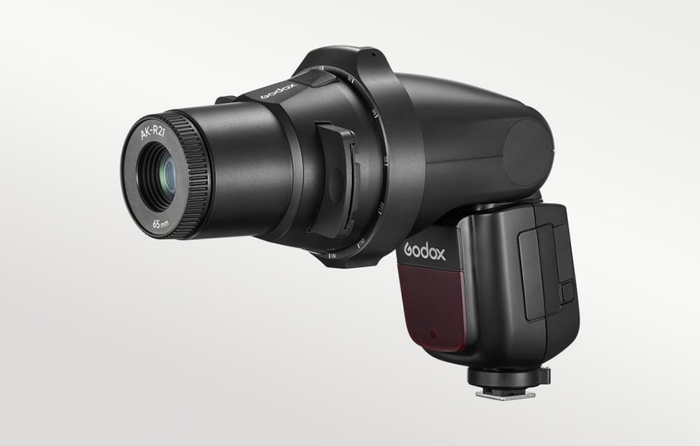 Εξάρτημα προβολής Godox AK-R21 με φακό 65 mm τοποθετημένο σε στρογγυλή κεφαλή φλας Godox
