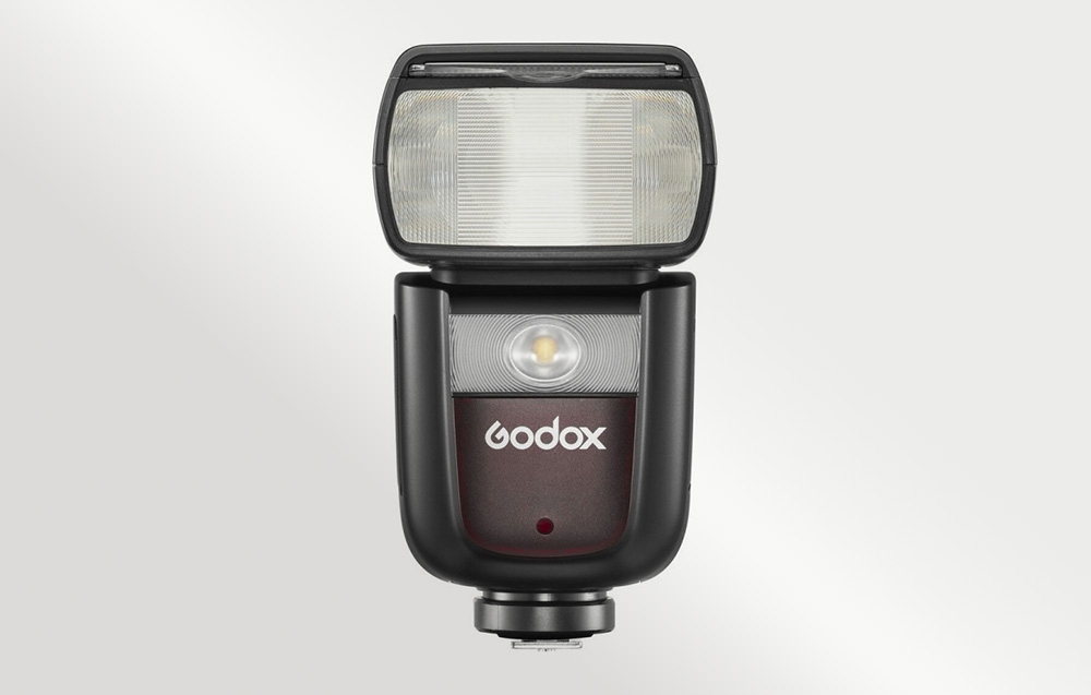 Πρόσοψη του μαύρου φλας Godox V860III με ορατή κεφαλή φλας και LED