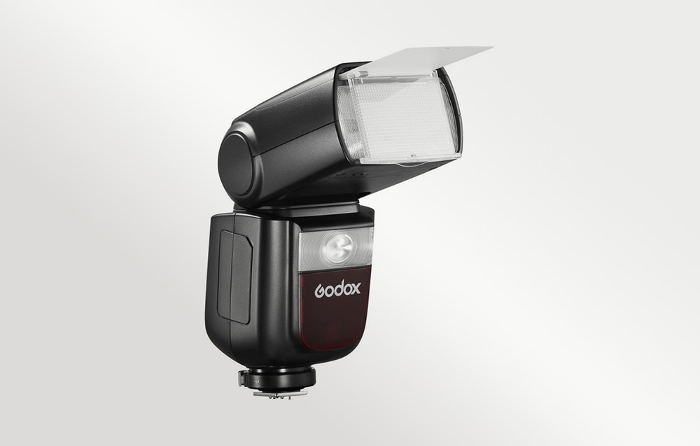 Το φλας Godox V860III με τον λευκό ανακλαστήρα και το διαχύτη εκτεταμένους, τοποθετημένο υπό γωνία