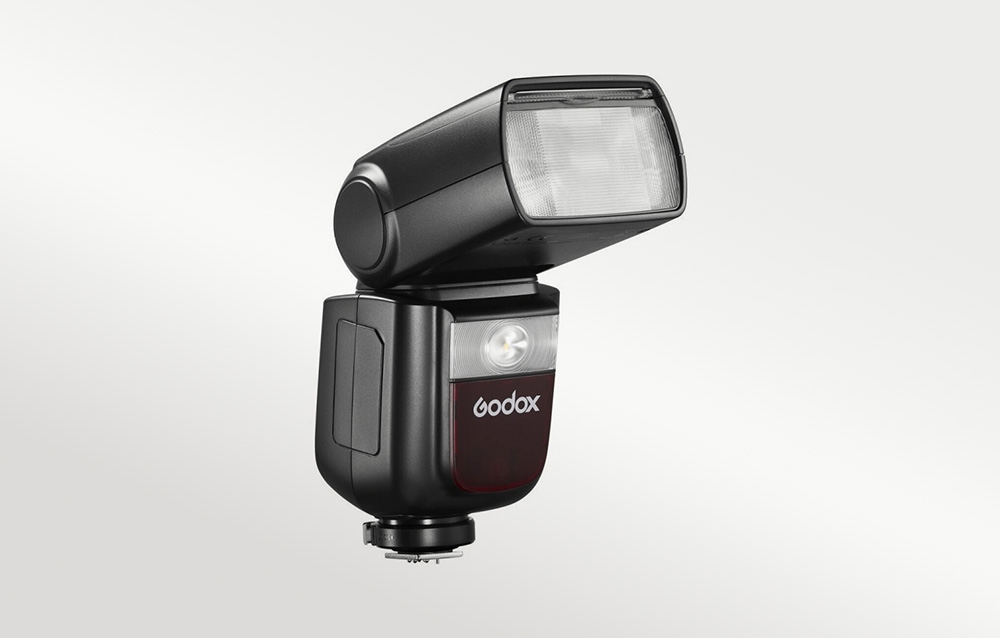 Το φλας Godox V860III από μπροστά, όπου φαίνονται η κεφαλή του φλας και το ενσωματωμένο φως μοντελοποίησης