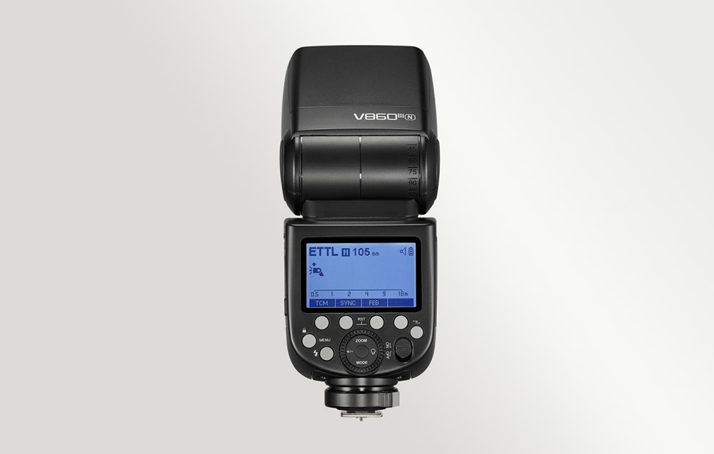 Ο φλας Godox V860III από πίσω, όπου φαίνονται μια ευκρινής οθόνη LCD και τα κουμπιά μενού