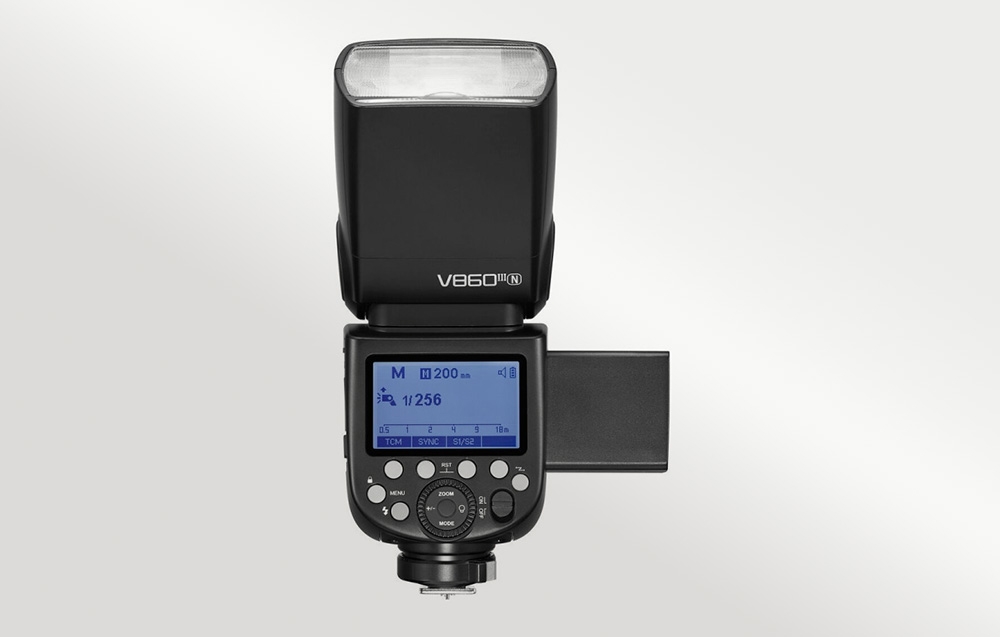 Ο φλας Godox V860III με μια ειδική μπαταρία ιόντων λιθίου που βγαίνει από το πλάι του περιβλήματος
