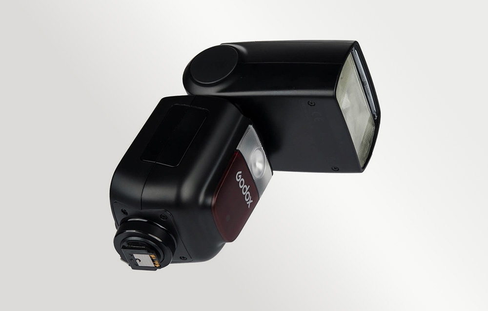 Φλας Godox V860III-S, κοντινή λήψη της μεταλλικής βάσης στήριξης και του κάτω μέρους της μονάδας