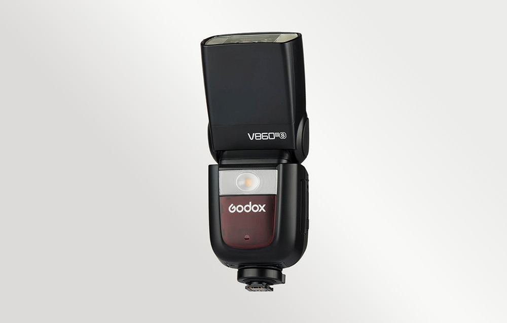 Φλας Godox V860III-S, μπροστινή όψη που δείχνει την κεφαλή σε κατακόρυφη θέση, το LED και το λογότυπο της μάρκας