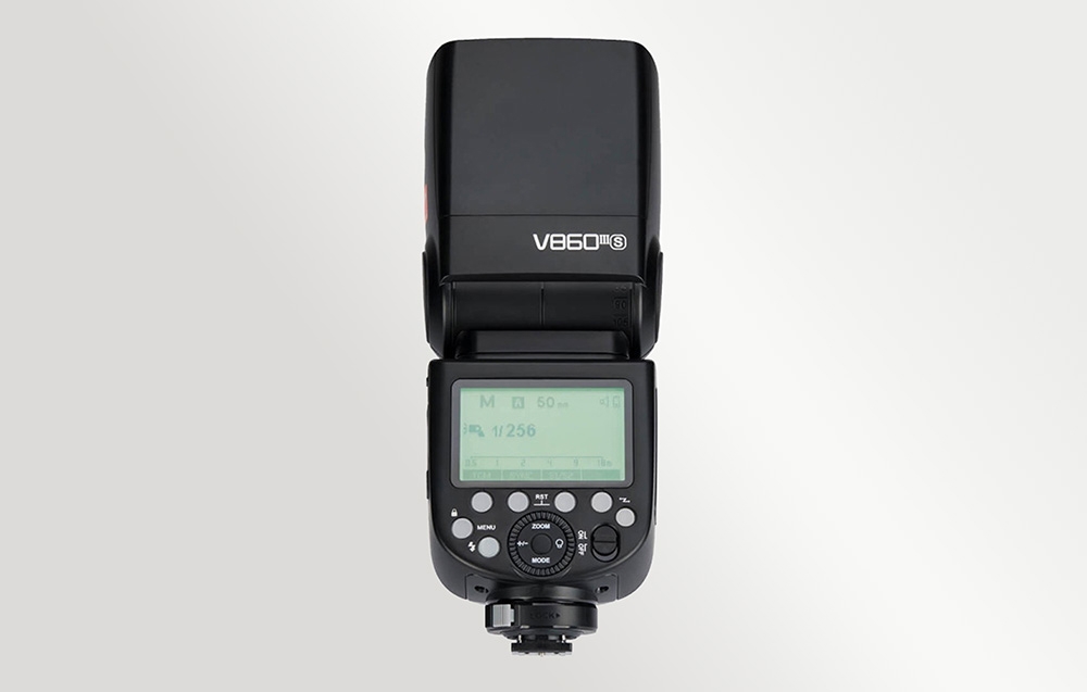 Φλας Godox V860III-S, πίσω όψη που δείχνει την οθόνη LCD (ενεργοποιημένη) και τα κουμπιά του πίνακα ελέγχου