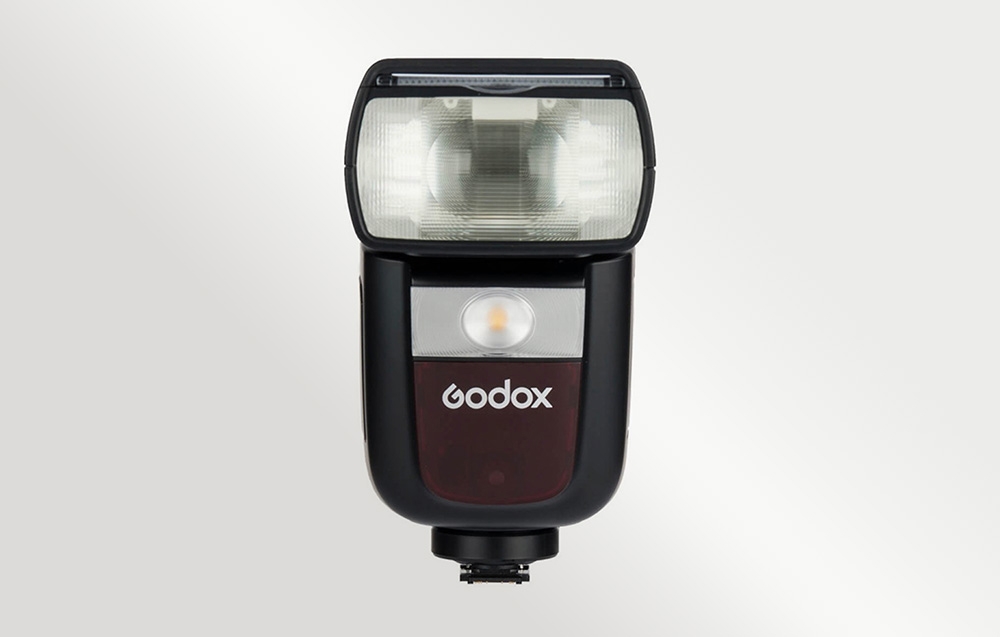 Φλας Godox V860III-S, μπροστινή όψη που δείχνει την κεφαλή του φλας, το LED συμπληρωματικού φωτισμού και το λογότυπο