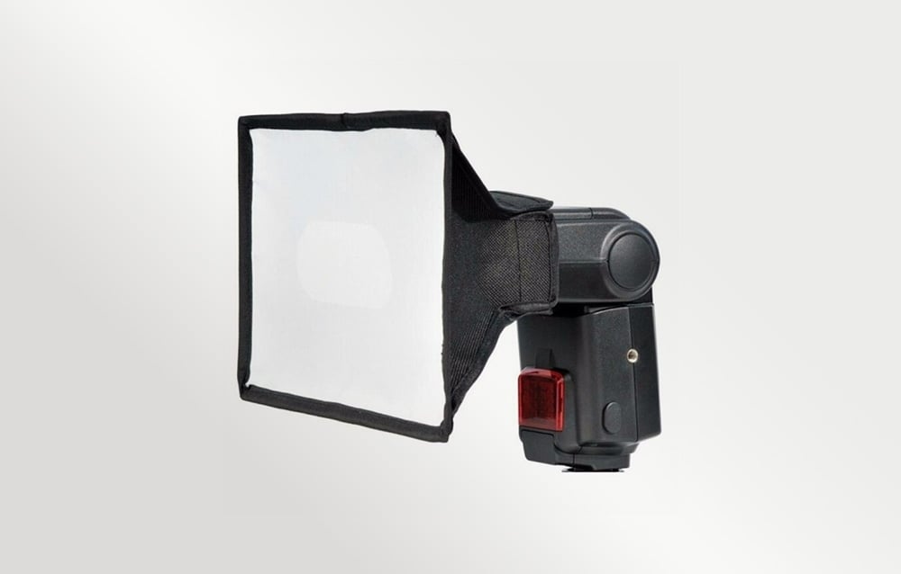 Φλας με τετράγωνο, μαύρο διαχύτη softbox, σε ανοιχτόχρωμο, ομοιόμορφο φόντο