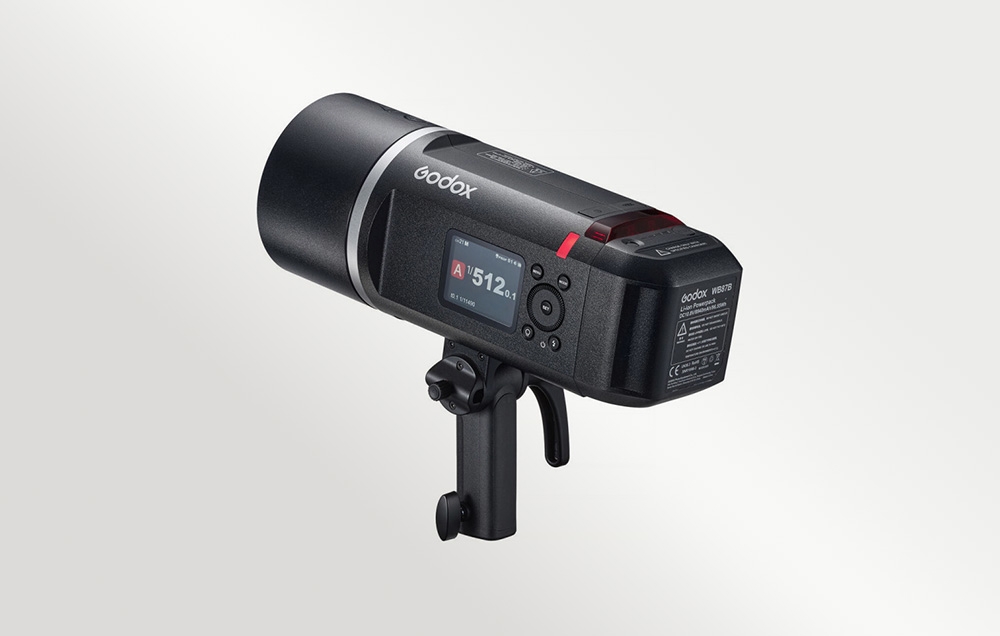 Πλάγια όψη του φλας Godox AD600BM II με την οθόνη LCD, τα κουμπιά και την μπαταρία WB87B τοποθετημένη