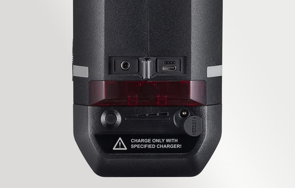 Κοντινό πλάνο των θυρών USB-C, της υποδοχής συγχρονισμού και της ένδειξης φόρτισης της μπαταρίας στο φλας Godox AD600BM II