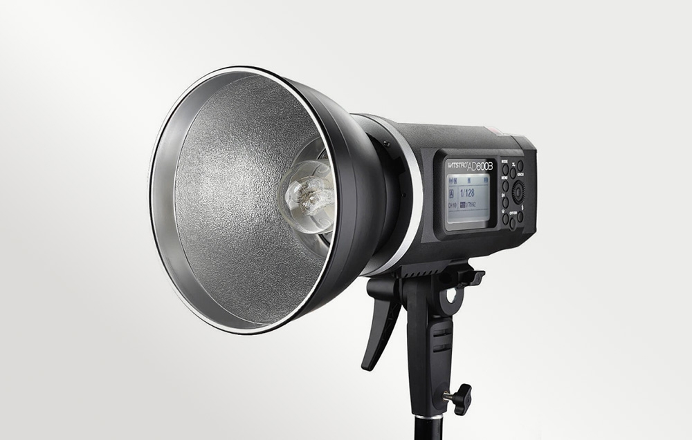 Φλας Godox Witstro AD600B με μεταλλικό ανακλαστήρα και εκτεθειμένη κεφαλή φλας, τοποθετημένο σε τρίποδο φωτισμού