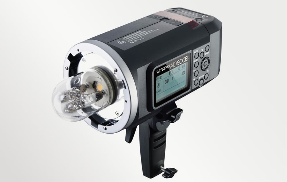 Ασύρματο φλας εξωτερικού χώρου Godox Witstro AD600B χωρίς ανακλαστήρα, που δείχνει την εκτεθειμένη κεφαλή φλας με γυάλινο κάλυμμα