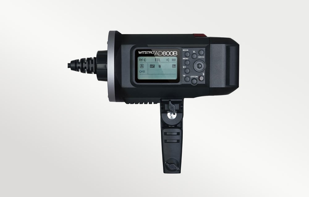 Πλάγια όψη του φλας Godox Witstro AD600B με την βάση τρίποδα αναδιπλωμένη και την οθόνη ελέγχου LCD ορατή