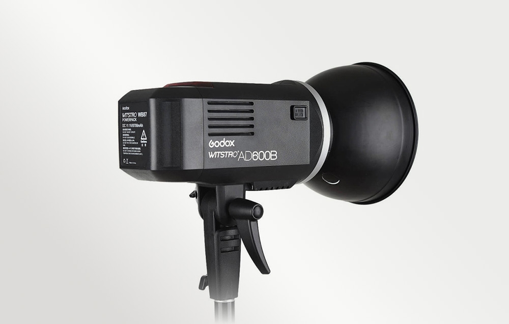 Φλας Godox Witstro AD600B με μαύρη ομπρέλα, σε πλάγια όψη