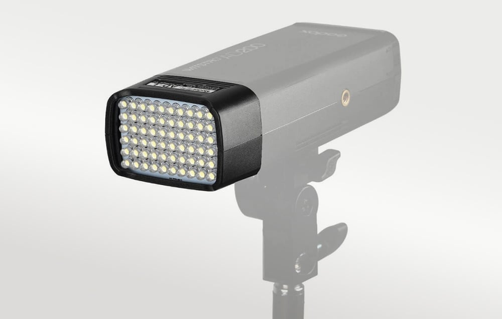 Το φως Godox Witstro AD200 με πάνελ τύπου dot-matrix πάνω σε τρίποδο, ορατό με φόντο φωτεινό