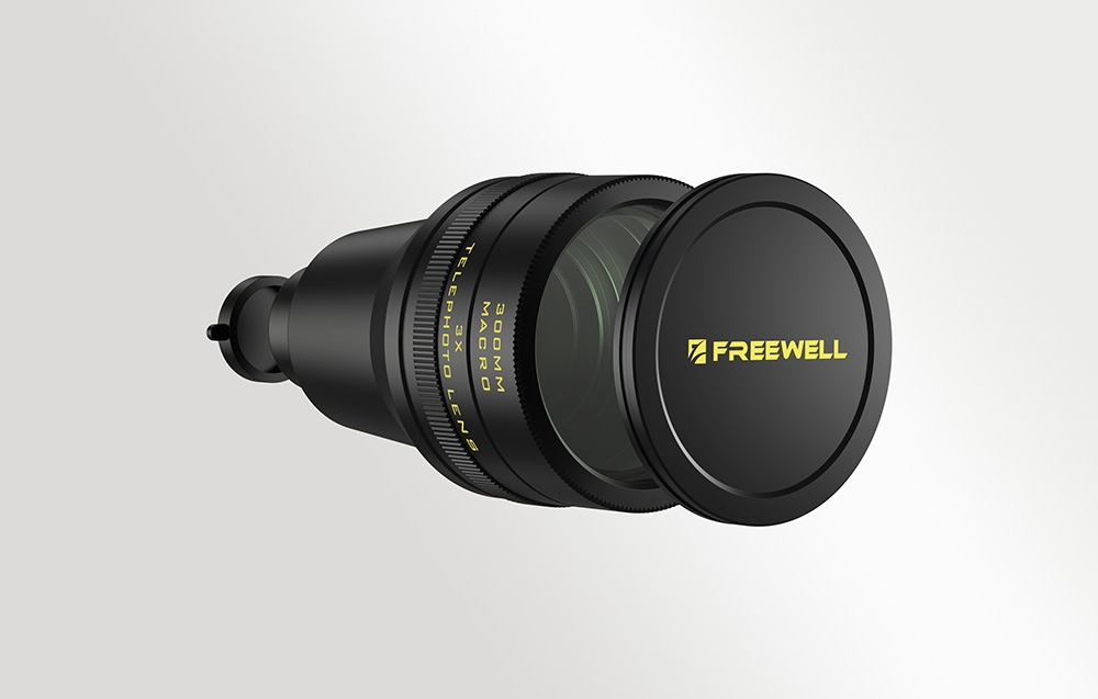 Μαύρος φακός Freewell με το κίτρινο λογότυπο της μάρκας σε λευκό φόντο
