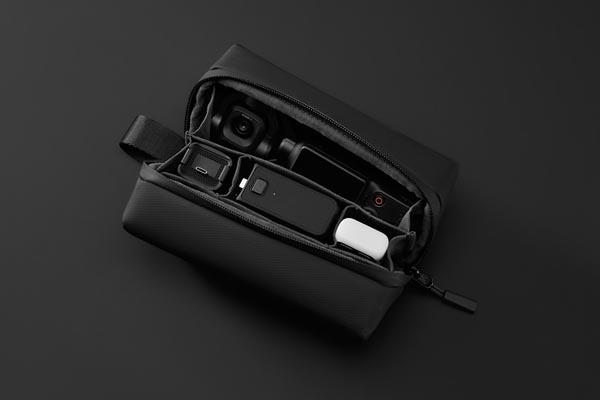 Ανοιχτή μαύρη τσάντα DJI Osmo Pocket 4P με κάμερα και αξεσουάρ σε σκούρο φόντο