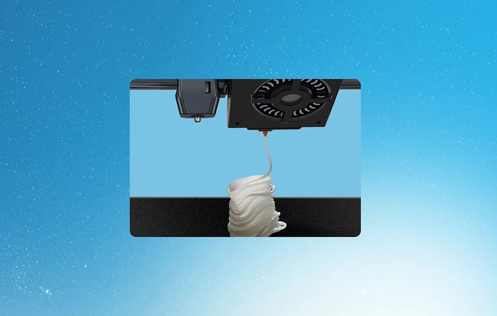 Το ακροφύσιο ενός εκτυπωτή 3D εξωθεί με ακρίβεια το λευκό νήμα Creality κατά την εκτύπωση ενός εξαρτήματος