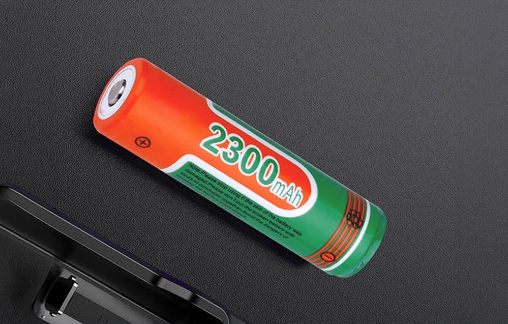 Μπαταρία Superfire 18650 πάνω σε μαύρη επιφάνεια