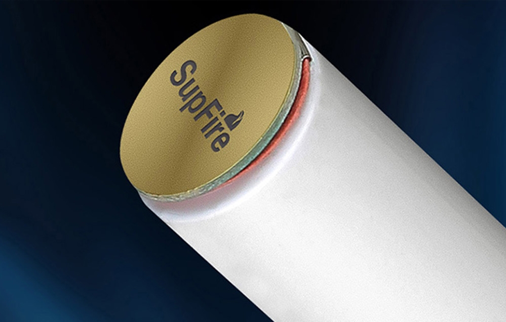 Κοντινό πλάνο της μπαταρίας Superfire 18650