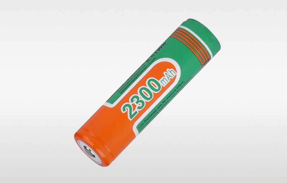 Μπαταρία Superfire 18650 πάνω σε φόντο με γκρι ντεγκραντέ