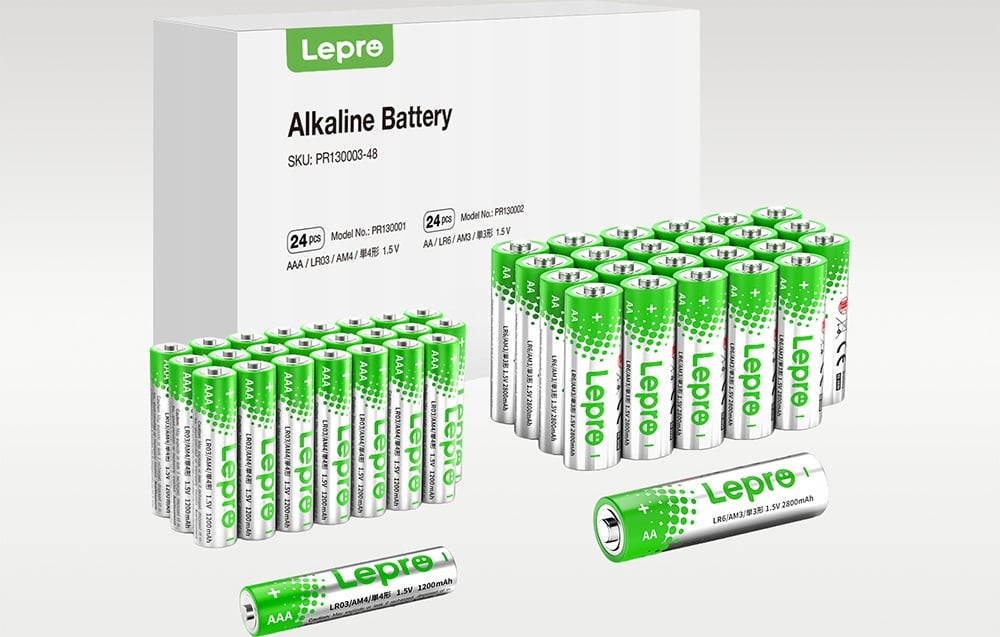 Ένα σετ αλκαλικών μπαταριών Lepro AA και AAA τοποθετημένο δίπλα στη χαρτοκιβώτια συσκευασία του κατασκευαστή