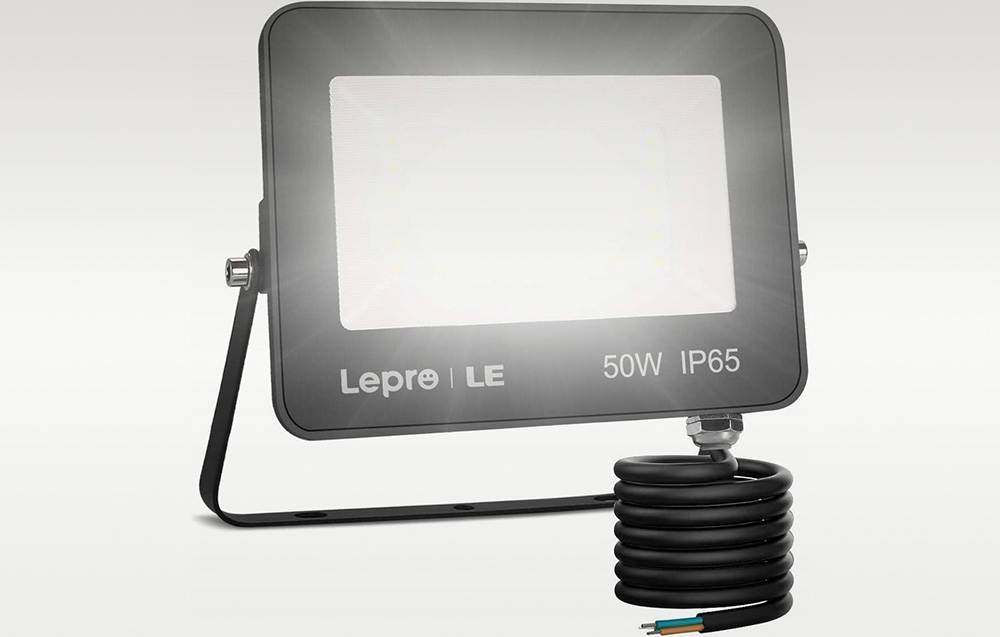 Ένας προβολέας LED Lepro IP65 με μαύρο καλώδιο τροφοδοσίας σε ανοιχτόχρωμο φόντο