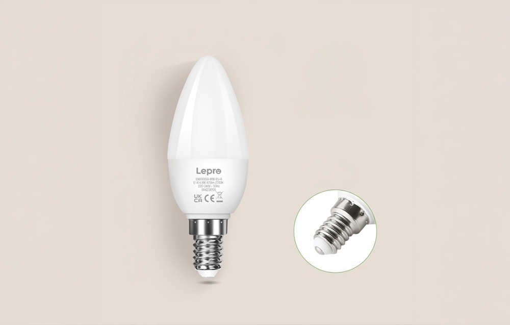 Κοντινό πλάνο του λευκού λαμπτήρα LED Lepro E14 σε σχήμα κεριού, που δείχνει το σπείρωμα E14 πάνω σε φωτεινό, ουδέτερο φόντο