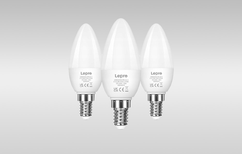 Σετ τριών λευκών λαμπτήρων LED Lepro E14 σε σχήμα κεριού, τοποθετημένων ο ένας δίπλα στον άλλο πάνω σε γκρι φόντο