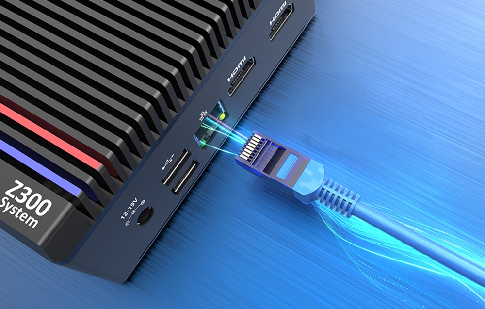 Ένα μπλε βύσμα καλωδίου Ethernet RJ-45 συνδεδεμένο σε μια θύρα του μίνι υπολογιστή Minix