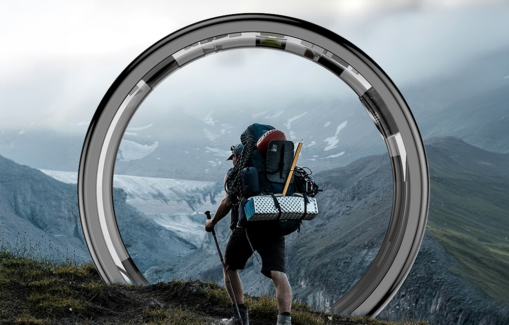 Μια εικόνα ενός backpacker στα βουνά ενσωματωμένη στο σώμα ενός μαύρου έξυπνου δαχτυλιδιού