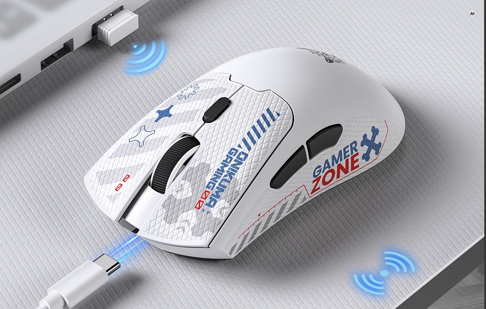 Λευκό ποντίκι gaming Onikuma συνδεδεμένο μέσω καλωδίου USB-C, τοποθετημένο δίπλα σε φορητό υπολογιστή με δέκτη
