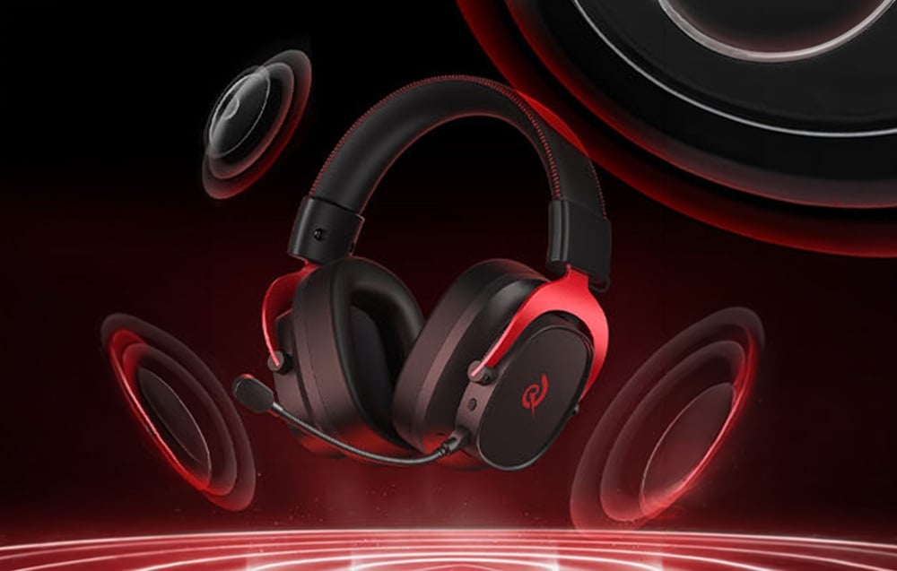 Ασύρματα ακουστικά gaming με μικρόφωνο, απεικονιζόμενα πάνω σε φόντο με κόκκινα ηχητικά κύματα και ένα ηχείο
