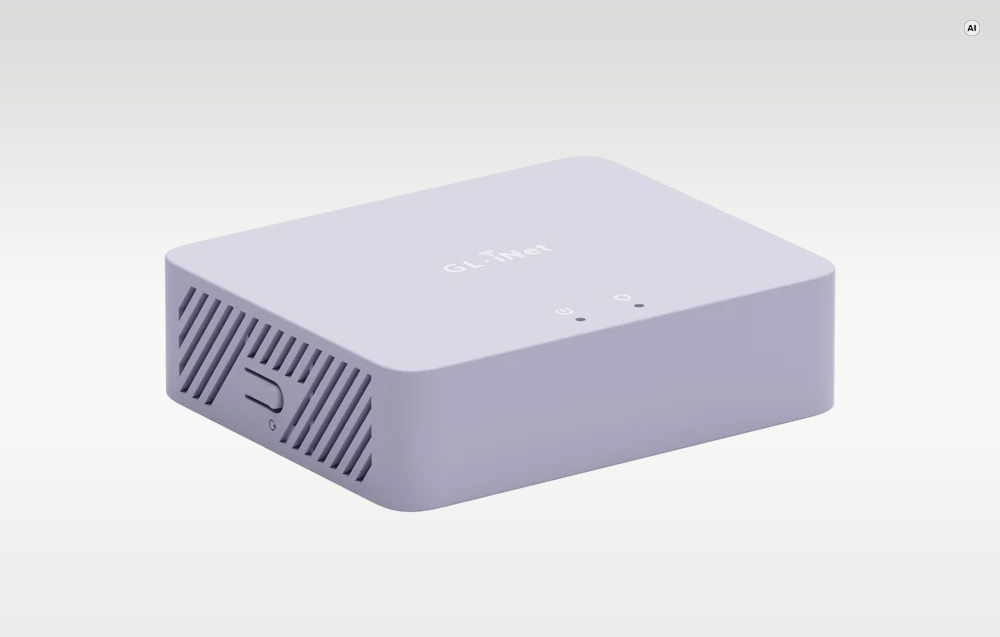Μια ανοιχτό μωβ, ορθογώνια συσκευή GL.iNet με οπές εξαερισμού στο πλάι πάνω σε ανοιχτόχρωμο φόντο