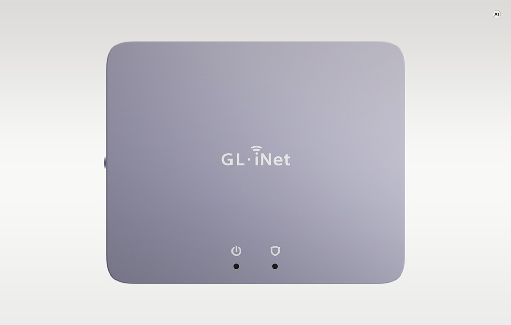 Μια ανοιχτό μωβ, τετράγωνη συσκευή GL.iNet με λευκό λογότυπο και δύο εικονίδια στο κάτω μέρος πάνω σε ανοιχτόχρωμο φόντο