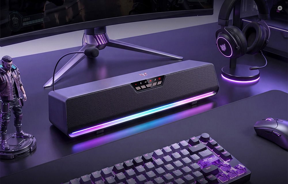 Ηχείο υπολογιστή Onikuma L13 με οπίσθιο φωτισμό RGB πάνω σε γραφείο μαζί με μικρόφωνο, ποντίκι και ακουστικά