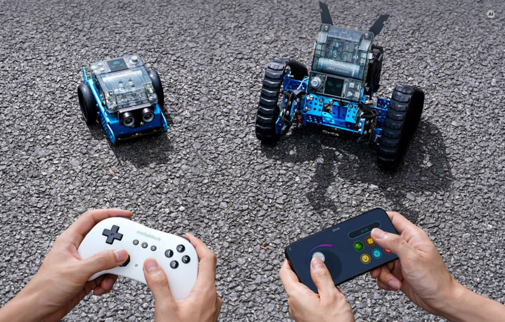 Δύο άτομα που ελέγχουν ρομπότ Makeblock mBot χρησιμοποιώντας ένα χειριστήριο και ένα smartphone πάνω σε άσφαλτο