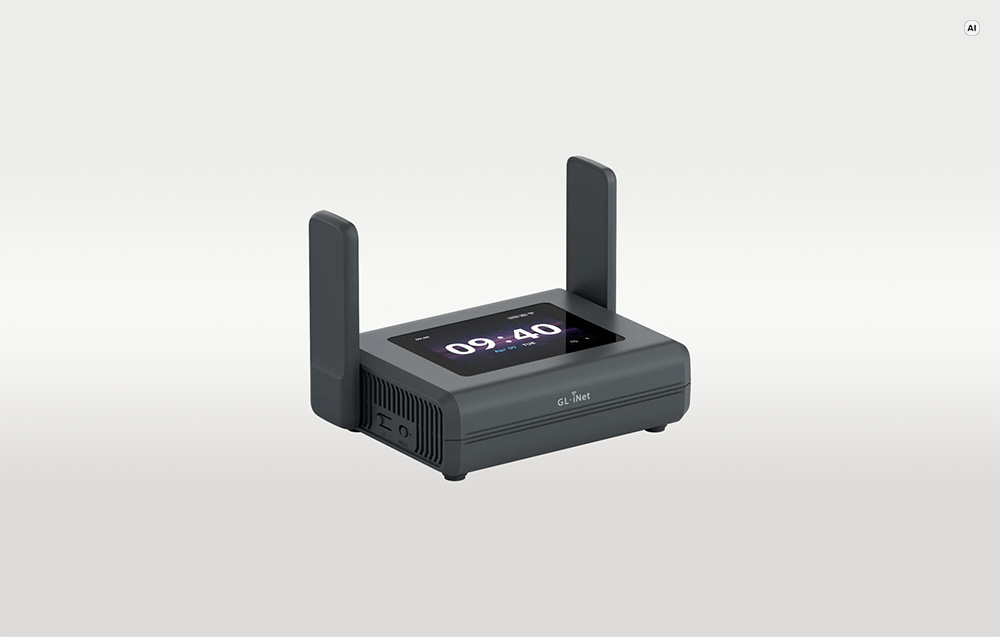 Ένας μαύρος δρομολογητής GL.iNet Wi-Fi 7 με ανυψωμένες κεραίες και οθόνη αφής, πάνω σε ανοιχτόχρωμο φόντο.