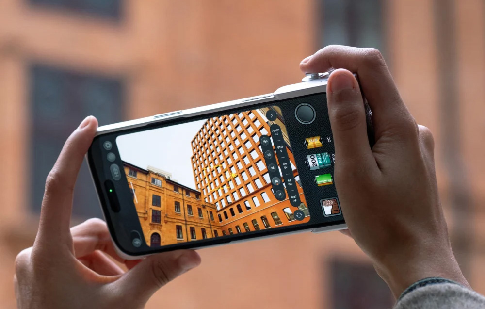 Ένα άτομο κρατά ένα smartphone με την οθόνη της κάμερας ενεργοποιημένη, στην οποία εμφανίζεται ένα κτίριο