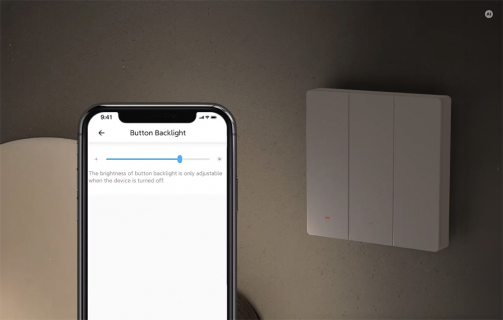 Ένα smartphone με την εφαρμογή Button Backlight δίπλα σε έναν γκρι διακόπτη τοίχου