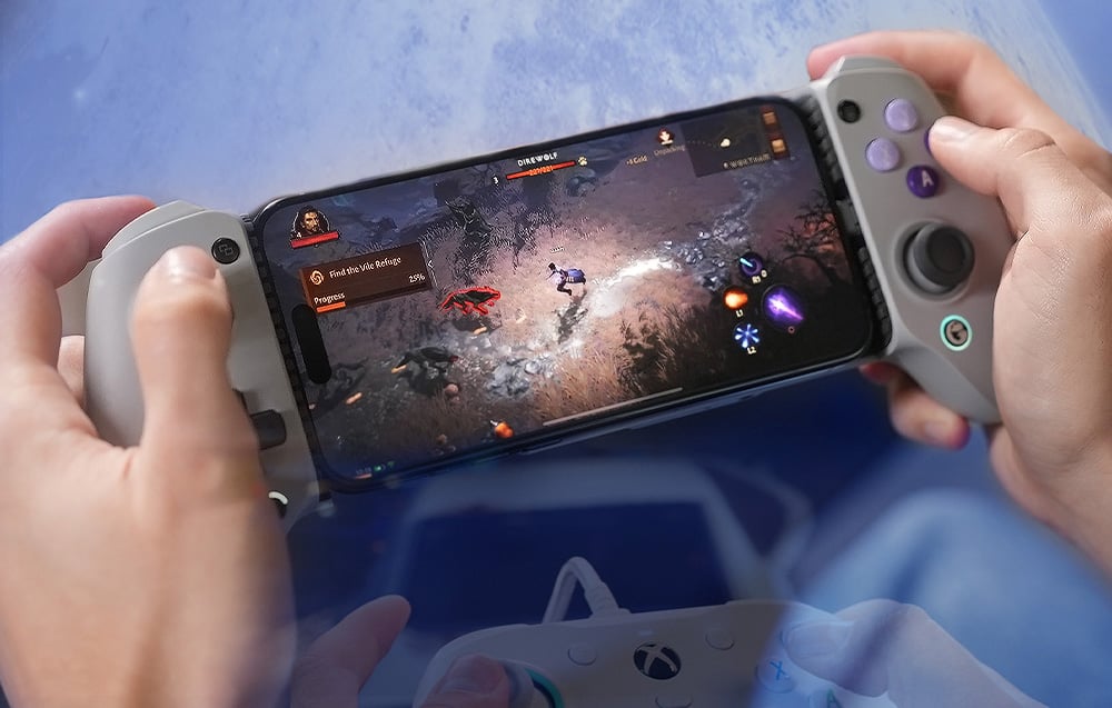 Χειροκίνητο χειριστήριο με συνδεδεμένο smartphone και το παιχνίδι να εμφανίζεται σε αυτό