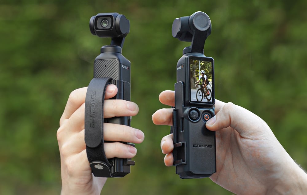 Δύο χέρια κρατούν δύο κάμερες DJI, που είναι προσαρτημένες στη βάση.