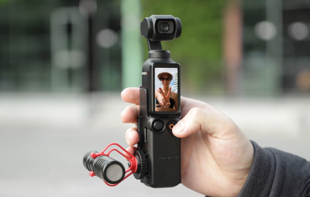 Καταγραφή με την κάμερα DJI OSMO Pocket 3, που είναι τοποθετημένη στη βάση Sunnylife μαζί με πρόσθετο φωτισμό.