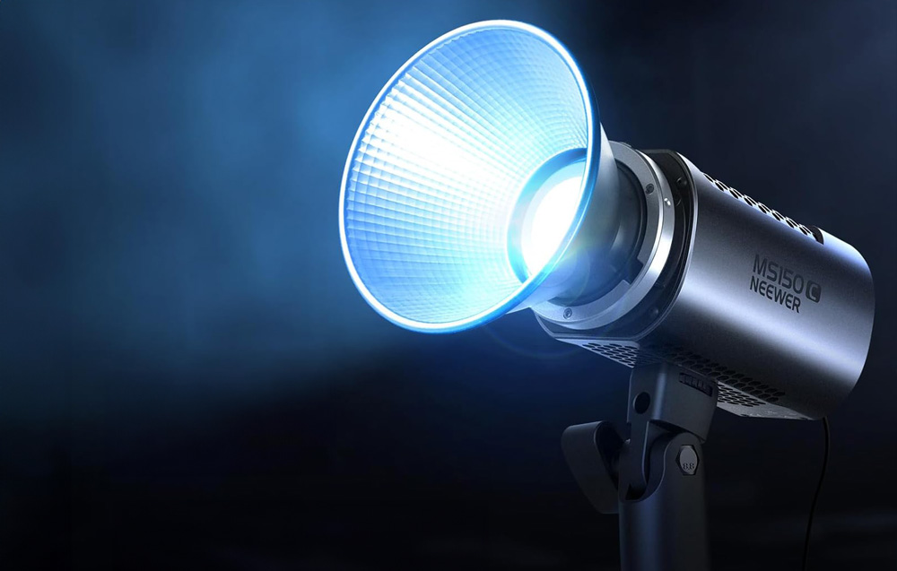 Studio LED λάμπα Neewer με μπλε φως σε τρίποδο σε σκοτεινό φόντο