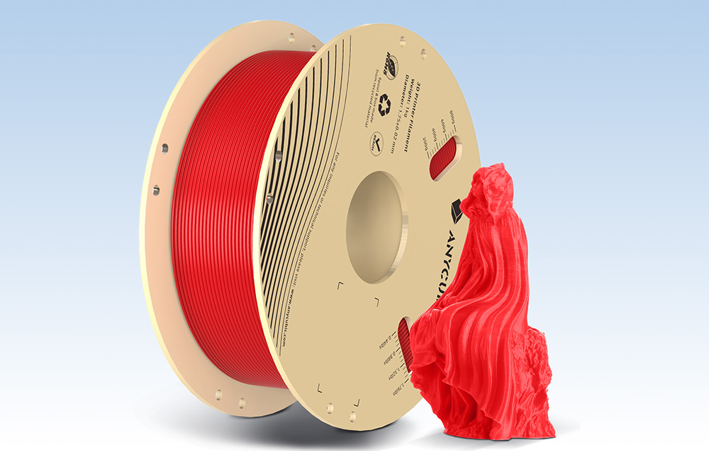 Κόκκινο φιλαμάνι Anycubic με τρισδιάστατο εκτυπωμένο μοντέλο δίπλα του σε μπλε φόντο.