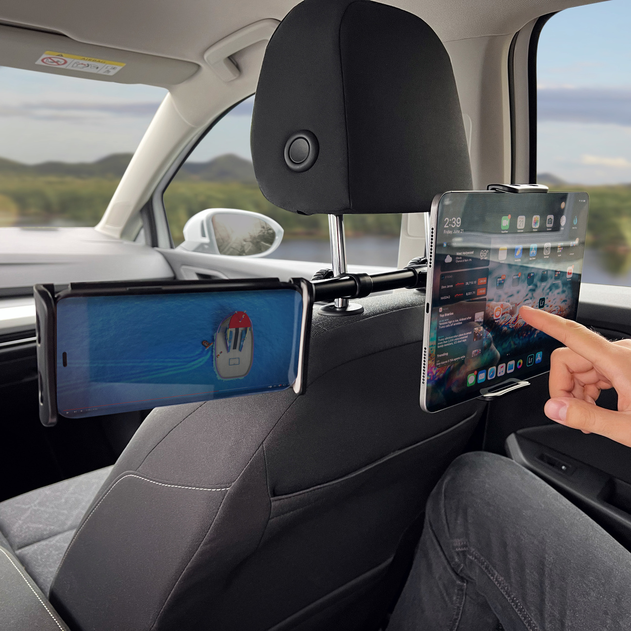 Tablet and phone mounted in the Wozinsky WTHBK1 dual headrest car phone holder Podwójny uchwyt na telefon do samochodu na zagłówek Wozinsky WTHBK1 z zamontowanym tabletem i telefonem