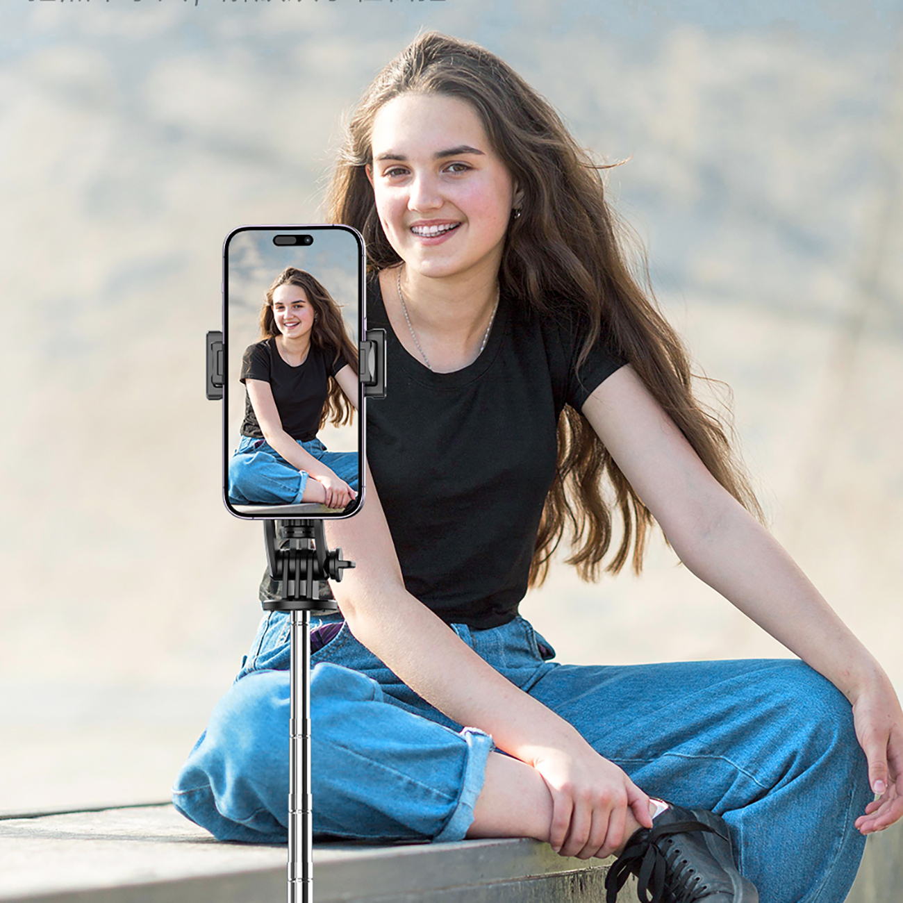 Γυναίκα που βγάζει selfie χρησιμοποιώντας ένα τρίποδο WC1Y3S