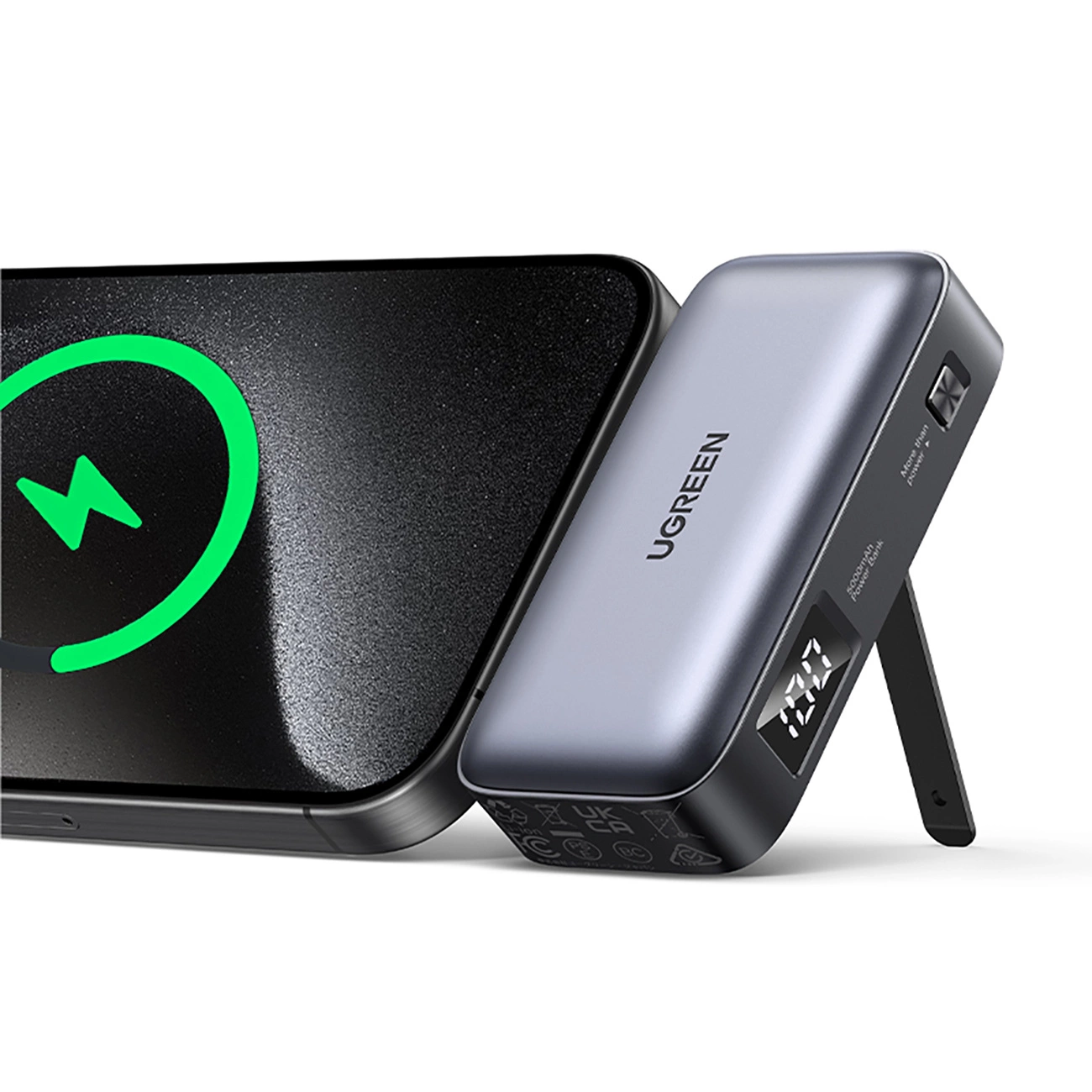 Powerbank Ugreen PB503 συνδεδεμένο με το τηλέφωνο και ακουμπισμένο στη βάση
