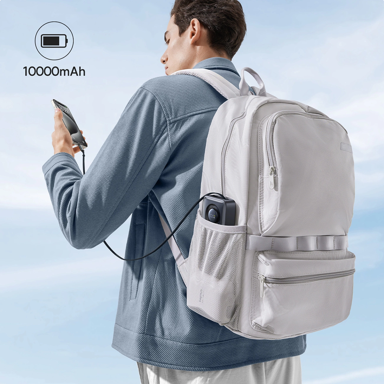 Ο άνδρας κουβαλά το Baseus Free2Pull Powerbank στην πλαϊνή τσέπη του σακιδίου του