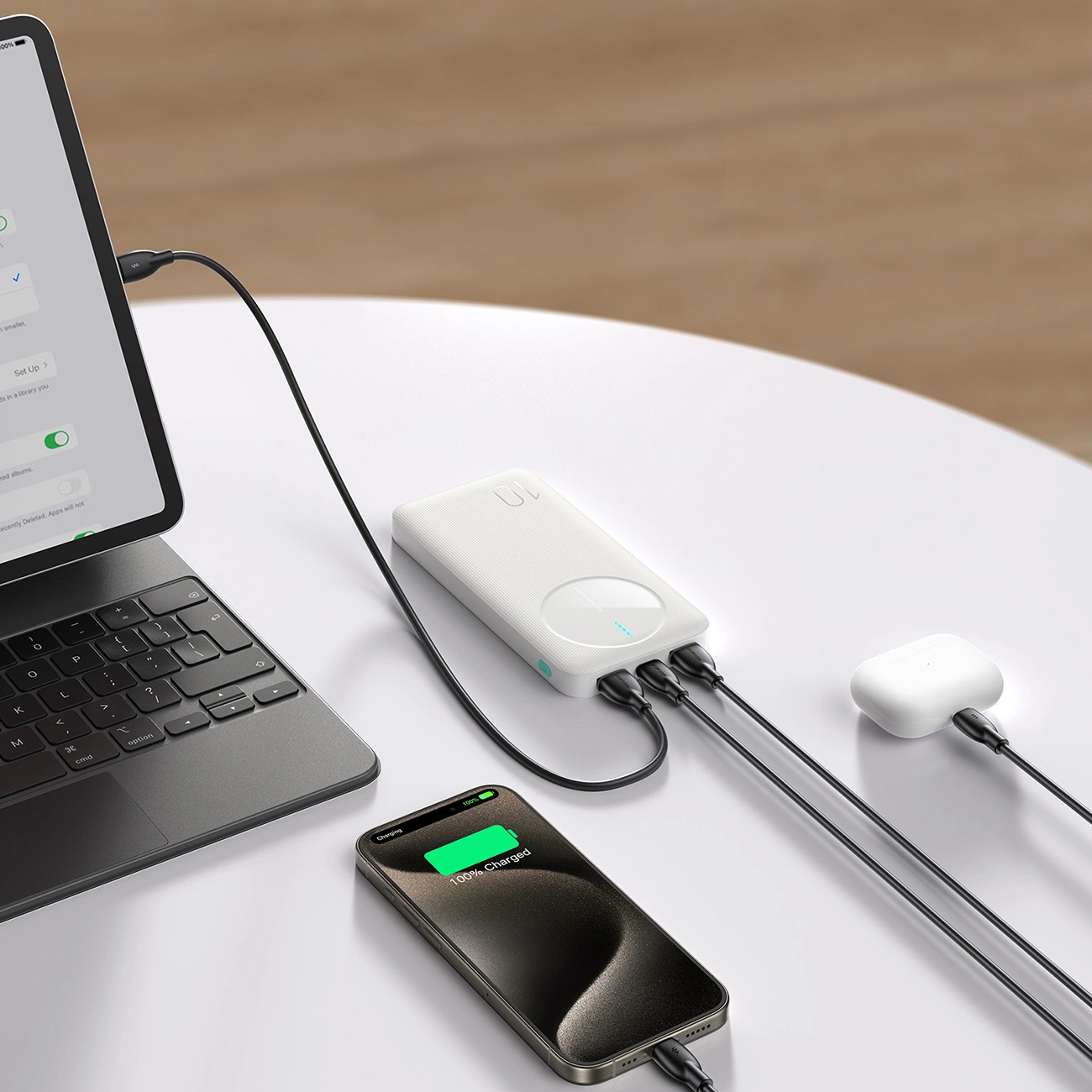Τρεις συσκευές συνδεδεμένες στο Joyroom JR-PBF12 Powerbank