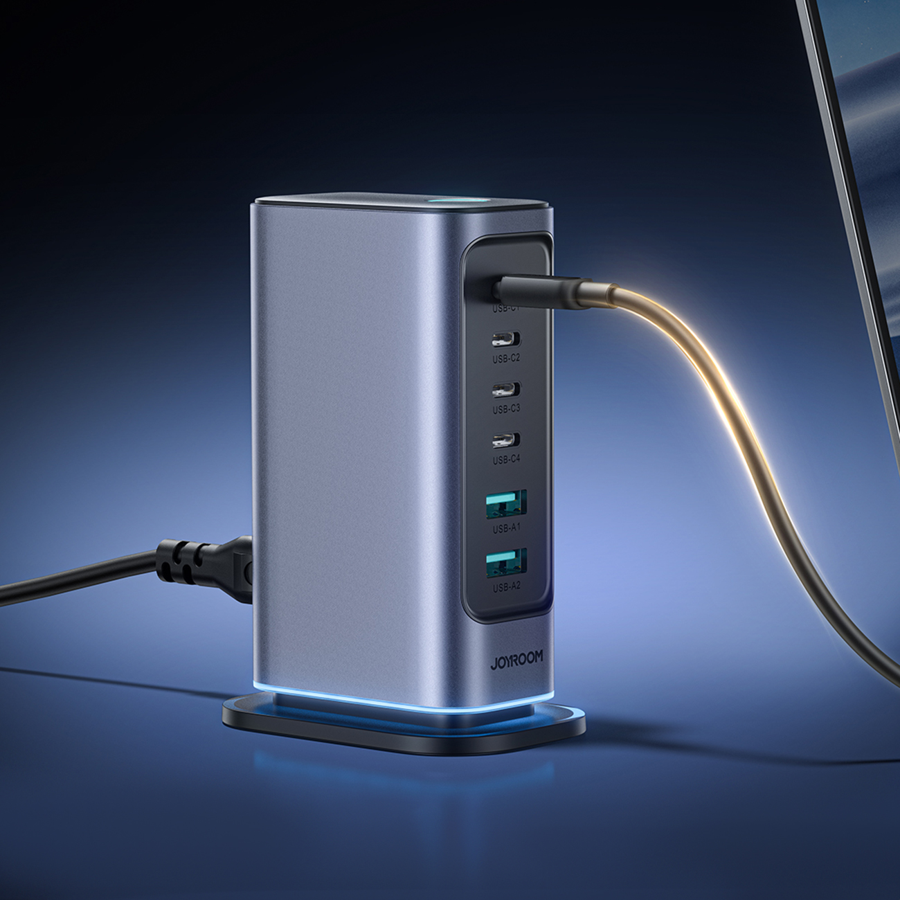Το Macbook Pro συνδέεται για φόρτιση μέσω θύρας USB-C χρησιμοποιώντας τον φορτιστή πολλαπλών θυρών Joyroom JR-TCM02